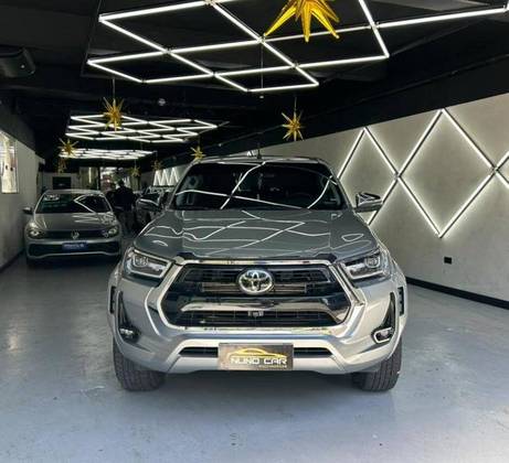 TOYOTA HILUX 2.8 D-4D TURBO DIESEL CD SRX PLUS 4X4 AUTOMÁTICO TOYOTA HILUX 2.8 D-4D TURBO DIESEL CD SRX PLUS 4X4 AUTOMÁTICO